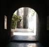 Tordurchgang in einer Altstadt in Kroatien